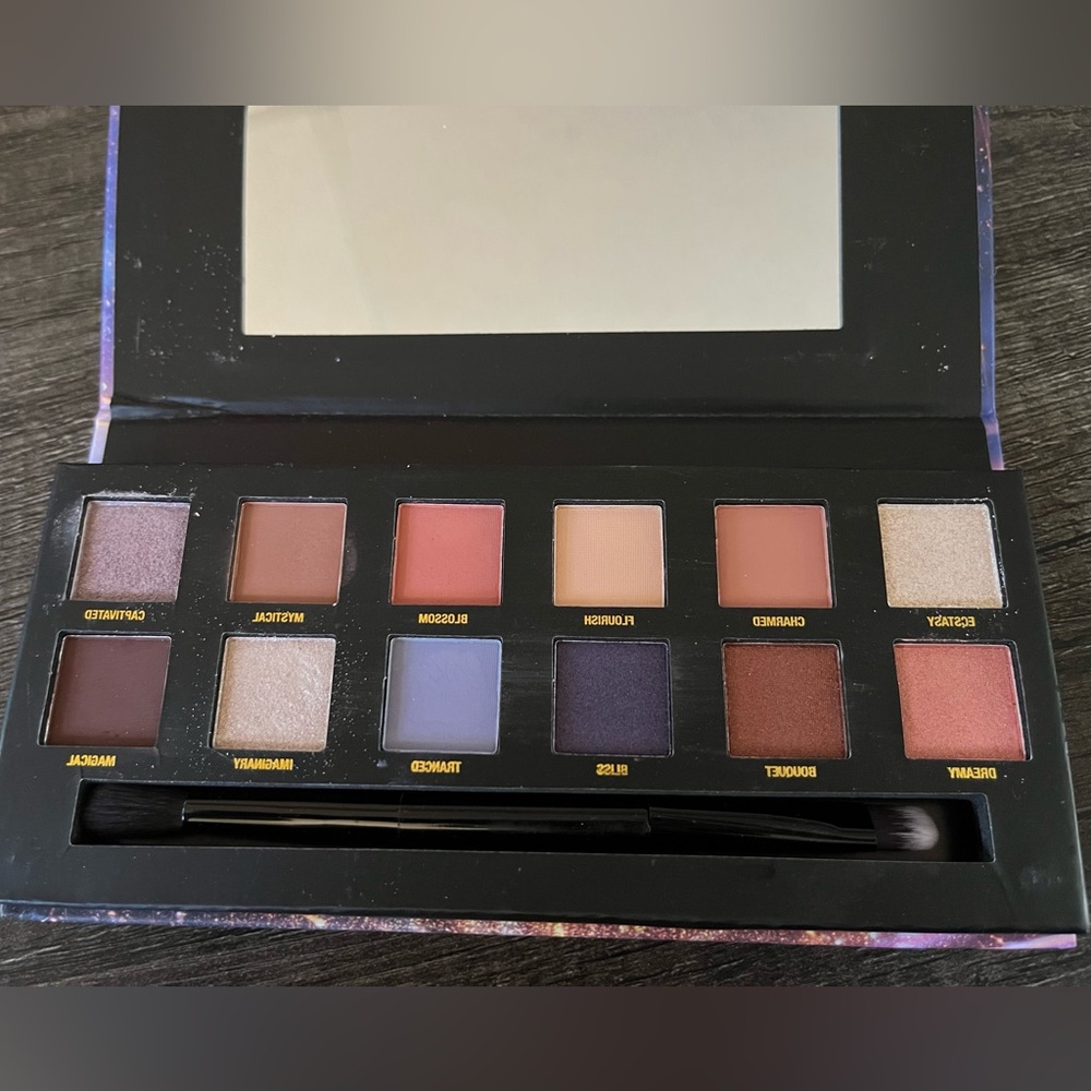Eyeshadow Palette with Mirror - Assorted Colors